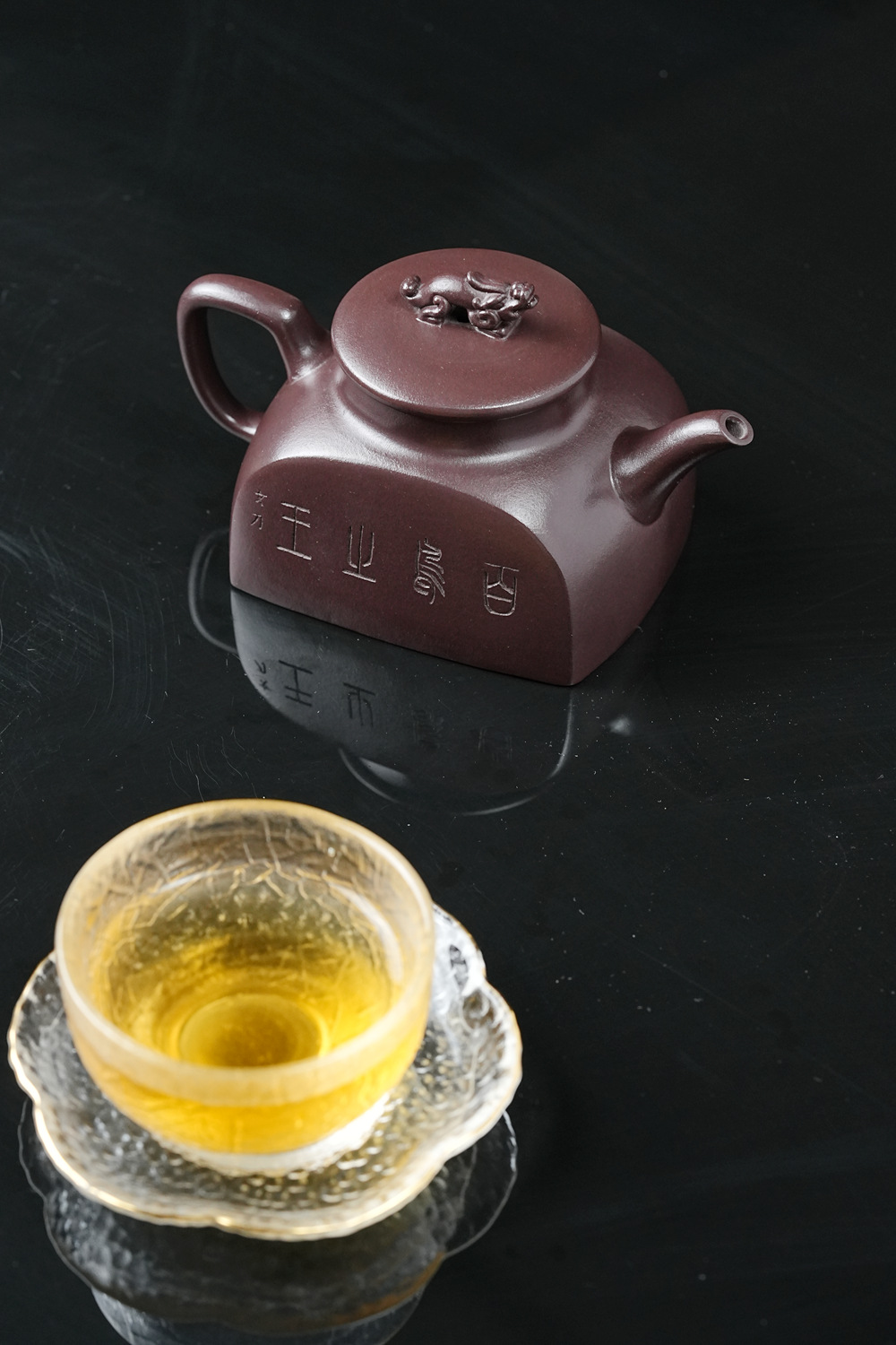 宜興紫砂壺原礦深紫泥孔雀半月壺(230ml)，南山居手工紫砂壺，壺身刻字展現古樸氣質，搭配精緻晶透茶杯，是品茗愛好者的理想茶具首選。