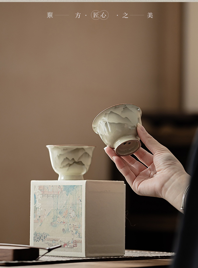山山如花汝窯品茗杯，南山居手工高足品茗杯，青瓷釉色繪製山水意境，器型優雅，展現禪意茶道美學。