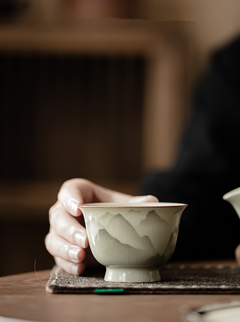 山山如花汝窯品茗杯，南山居手工青瓷開片茶杯，杯身繪有淡雅遠山圖案，釉面呈現精緻冰裂紋路。