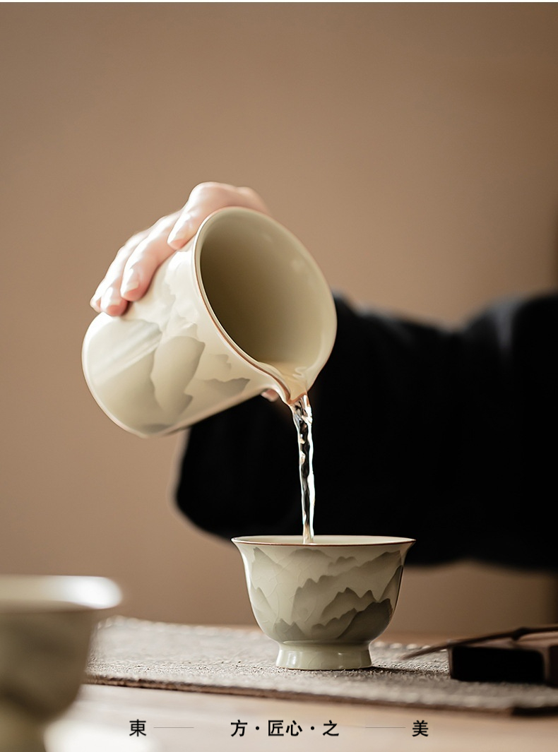 山山如花汝窯品茗杯，南山居山水釉色公道杯與茶杯，淡雅窯變釉面呈現層次分明的遠山意境，出水流暢，展現禪意茶道之美。