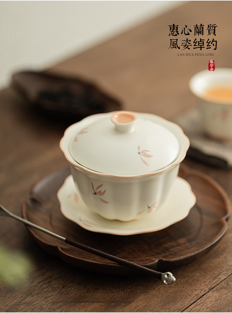 蘭花風鈴花口手繪三才蓋碗，南山居手工描金蘭花蓋碗，釉色溫潤如玉，花瓣弧線流暢，展現中式茶道禪意美學。