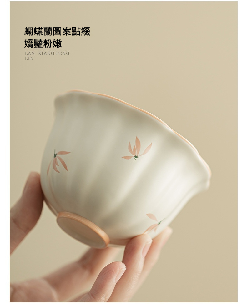 蘭花風鈴花口手繪三才蓋碗，南山居手工陶瓷品茗杯，杯身飾以精緻蝴蝶蘭圖案，器型圓潤優雅，展現獨特禪意美學。
