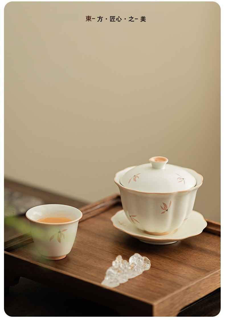 蘭花風鈴花口手繪三才蓋碗，南山居手繪花卉瓷蓋碗與品茗杯，溫潤釉色搭配優雅花瓣紋理，展現東方禪意美學茶具。