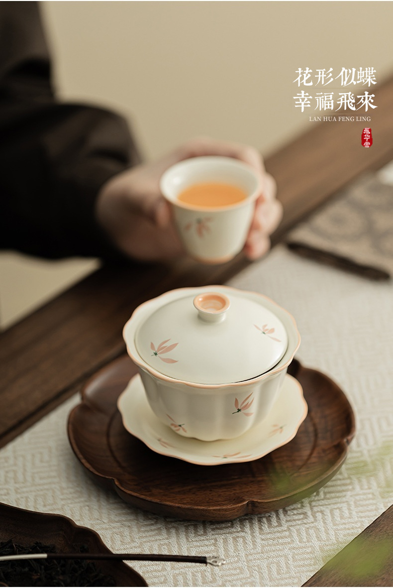 蘭花風鈴花口手繪三才蓋碗，南山居蘭花蓋碗茶具，花瓣造型瓷器繪有淡雅蘭花紋飾，搭配木質茶托，展現禪意茶道美學。
