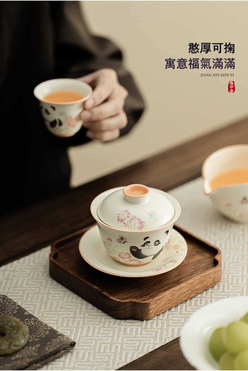 定窯熊貓戲蝶三才蓋碗，南山居手繪熊貓圖案蓋碗茶具，瓷質細膩溫潤，工藝精湛，展現悠然禪意的品茗氛圍。