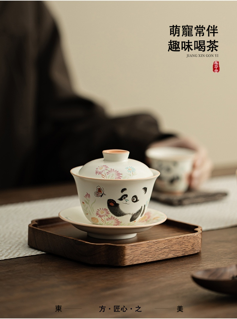 定窯熊貓戲蝶三才蓋碗，南山居手繪熊貓圖案陶瓷蓋碗，杯身飾有精緻花卉與憨厚熊貓，器型典雅，是品茗生活的趣味茶具首選。