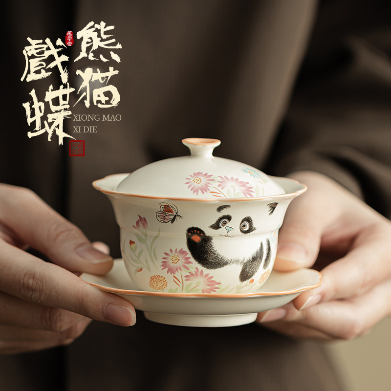 定窯熊貓戲蝶三才蓋碗，南山居熊貓戲蝶蓋碗，細膩瓷質繪有靈動熊貓與花蝶，造型典雅優美，是品茗愛好者的精緻之選。