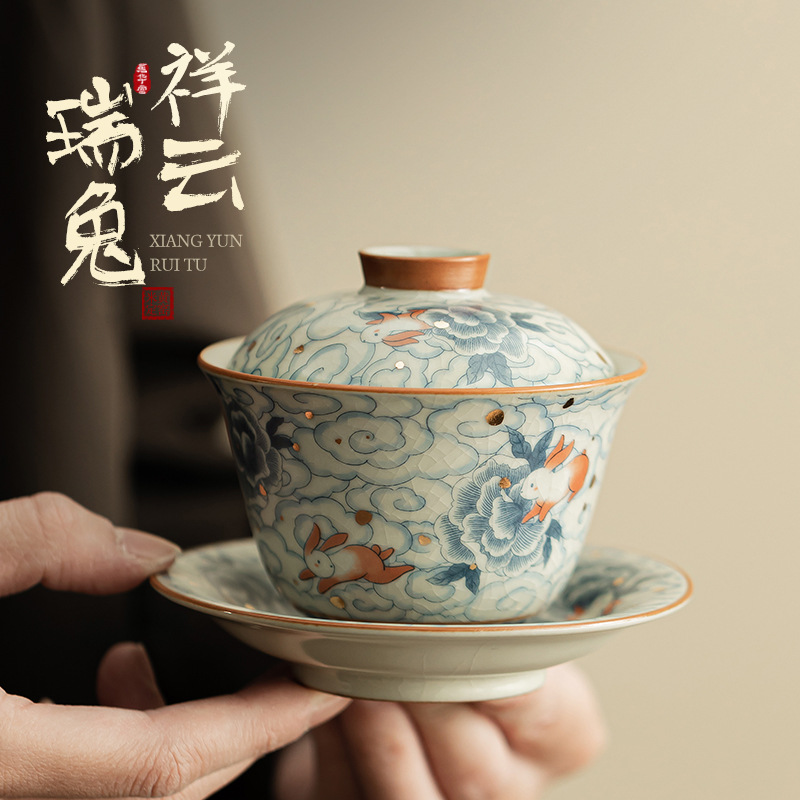 定窯熊貓戲蝶三才蓋碗，南山居祥雲瑞兔手繪蓋碗，細膩描繪靈動瑞兔與雲紋，展現精緻陶瓷茶具美學。