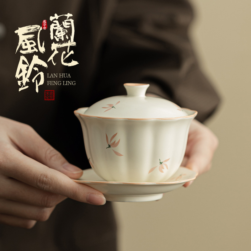 定窯熊貓戲蝶三才蓋碗，南山居蘭花風鈴米黃定窯蓋碗，手繪花卉紋飾精緻雅致，器型蓮瓣設計古韻悠然，適合專業茶席品茗。