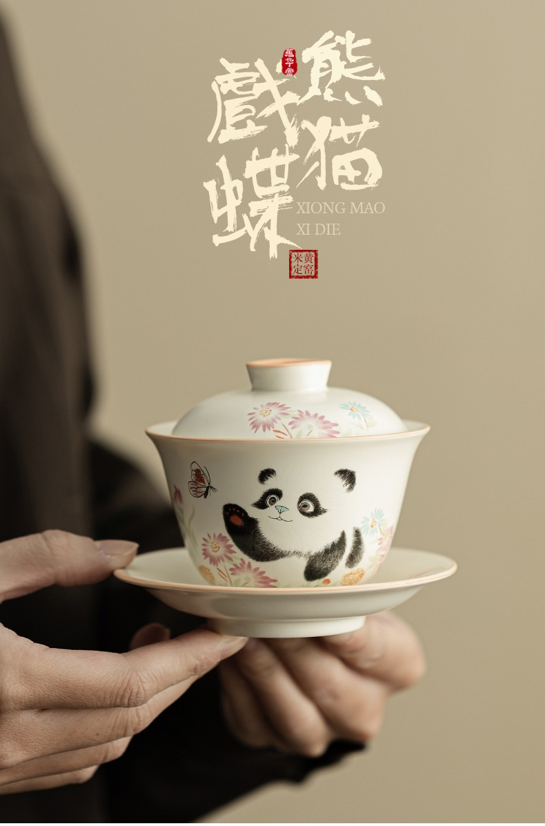 定窯熊貓戲蝶三才蓋碗，南山居熊貓戲蝶米黃定窯蓋碗，手工彩繪工藝細膩，造型典雅，展現禪意茶道生活美學。