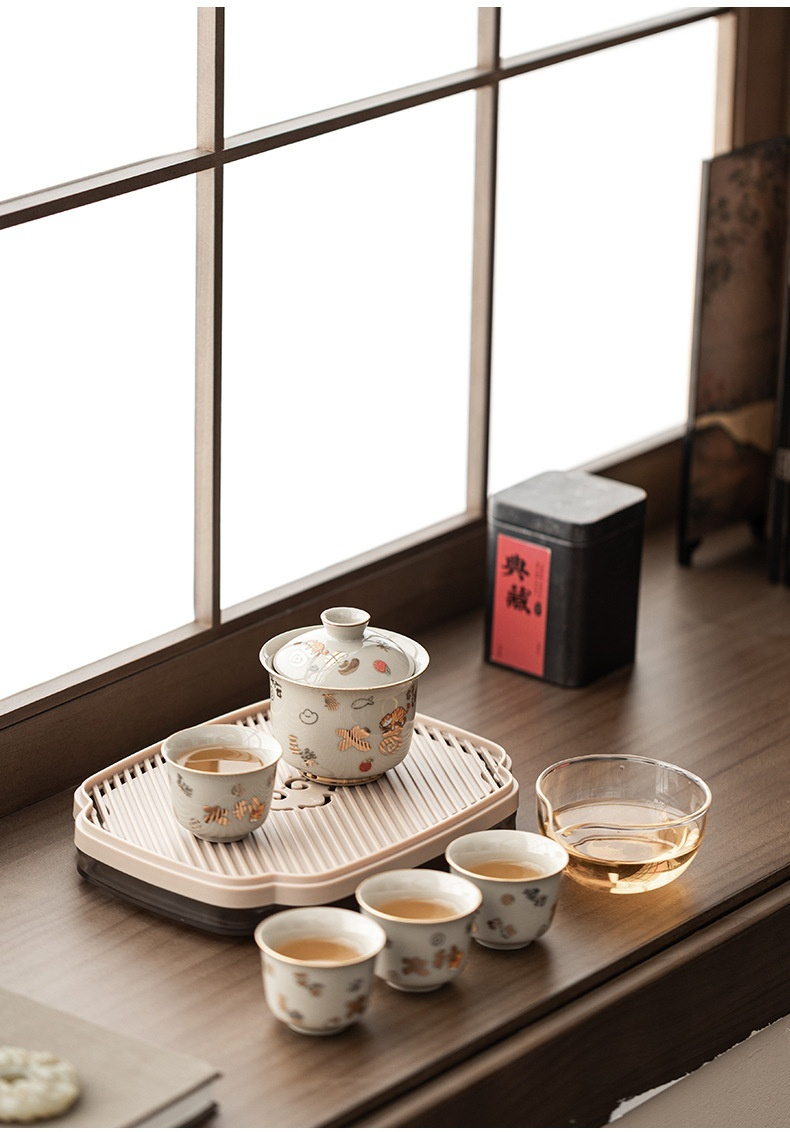 大吉大利 - 草木灰旅行茶具套組，南山居手繪金邊花卉蓋碗茶具組，瓷質溫潤細膩，搭配精緻茶盤與品茗杯，展現優雅禪意茶桌美學。