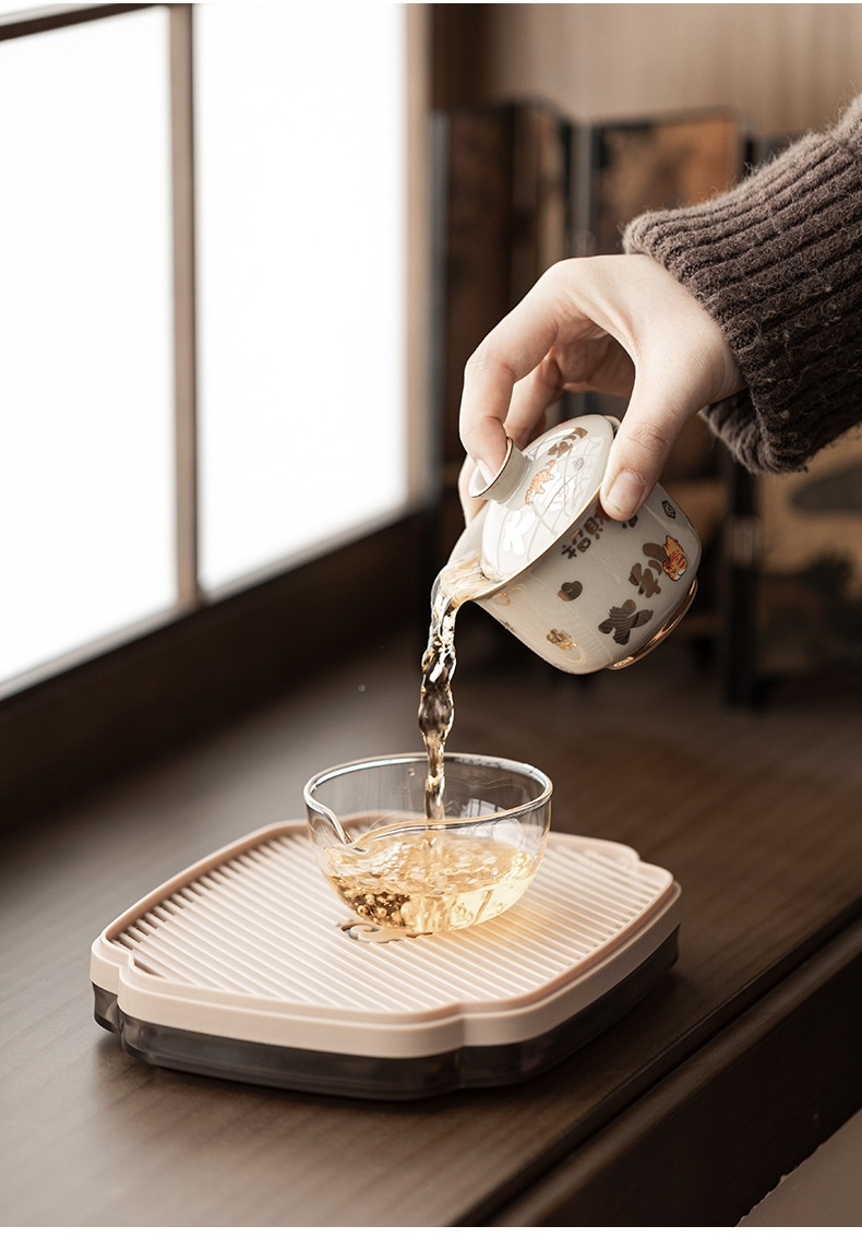 大吉大利 - 草木灰旅行茶具套組，南山居日式手繪蓋碗，釉色溫潤搭配金彩點綴，出水流暢，展現禪意品茗生活。
