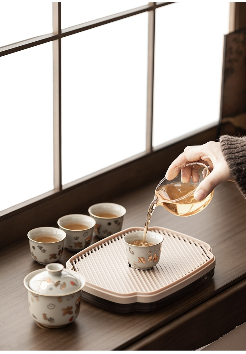 大吉大利 - 草木灰旅行茶具套組，南山居日式手繪禪意茶杯組，精緻陶瓷工藝，倒茶瞬間呈現優雅品茗生活美學。