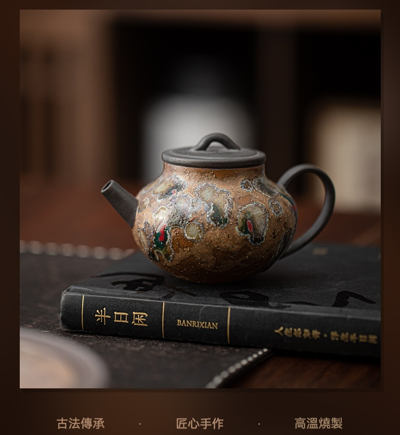 窯變蜜蠟釉茶具套組，南山居窯變釉手工紫砂壺，壺身呈現獨特自然釉色，造型古樸優雅，展現精湛陶藝質感。