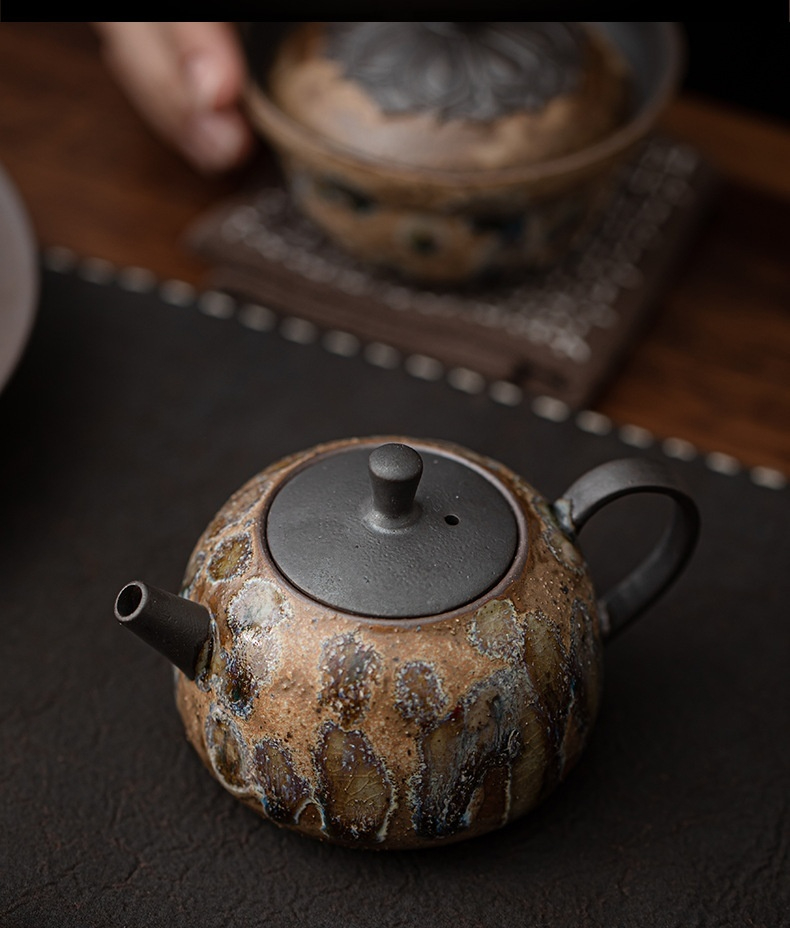 窯變蜜蠟釉茶具套組，南山居窯變鐵釉手工紫砂壺，粗獷壺身呈現自然斑斕窯變色彩，古樸典雅。
