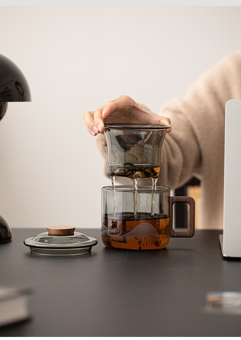 現代簡約玻璃泡茶杯，南山居日式黑胡桃木柄玻璃濾茶杯，結合現代簡約設計與精緻濾茶工藝，是辦公與居家品茗的優雅選擇。