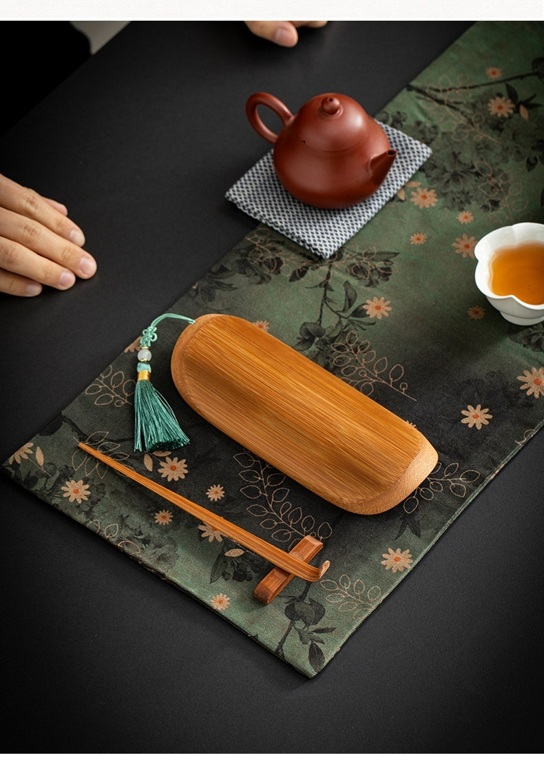 天然竹製茶道六君子梅蘭竹菊配件，南山居天然竹製茶則茶夾組，紋理細膩優雅，搭配精緻流蘇，完美襯托紫砂壺與茶席人文氛圍。
