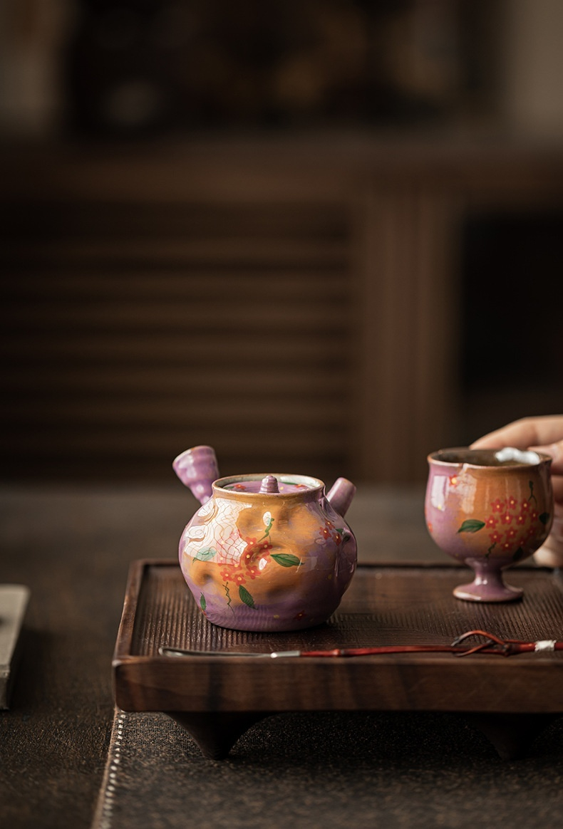 粉引丁香紫手繪小花側把壺，南山居手繪花卉側把茶壺與品茗杯，溫潤釉色點綴雅緻紅花，展現日式禪意茶具之美。