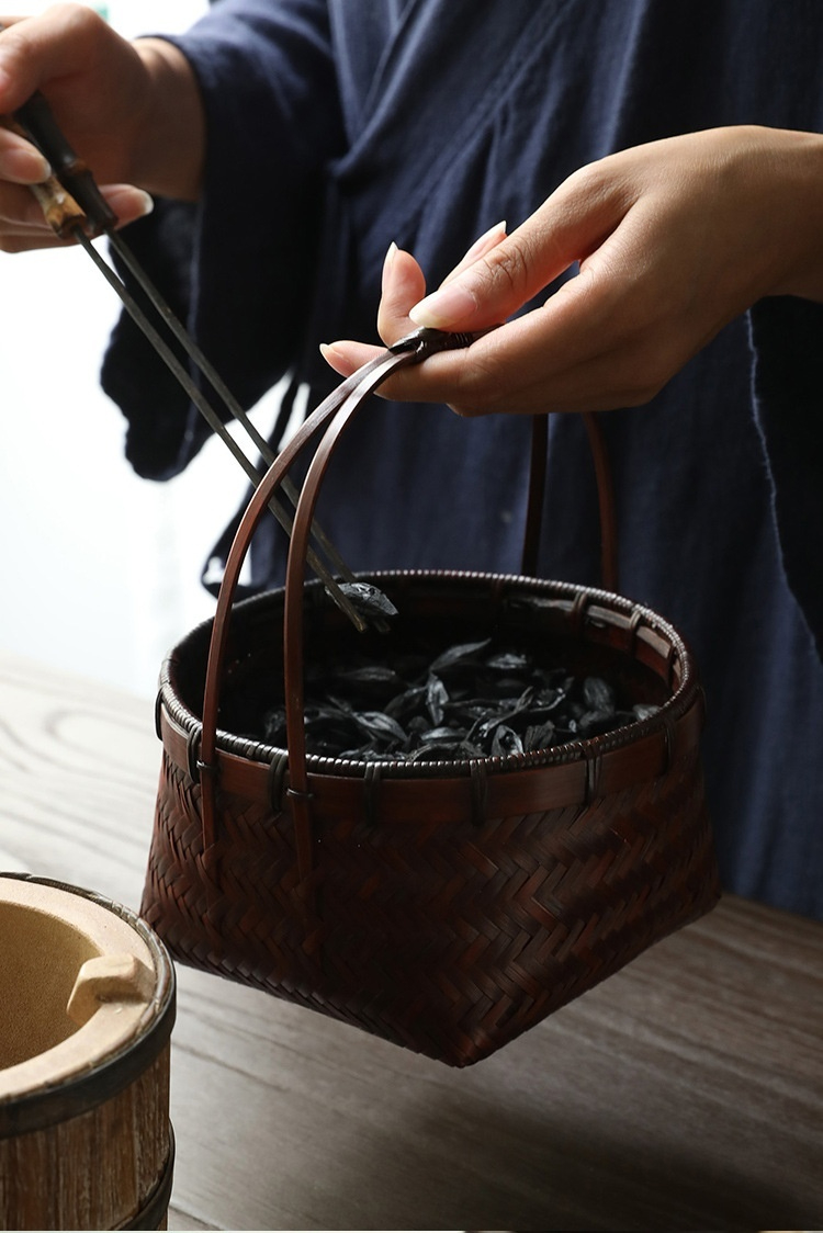 茶室竹編木炭收納提籃，南山居手工竹編茶食籃，色澤古樸沈穩，搭配碳火炭焙工藝，呈現經典茶席間的禪意生活美學。