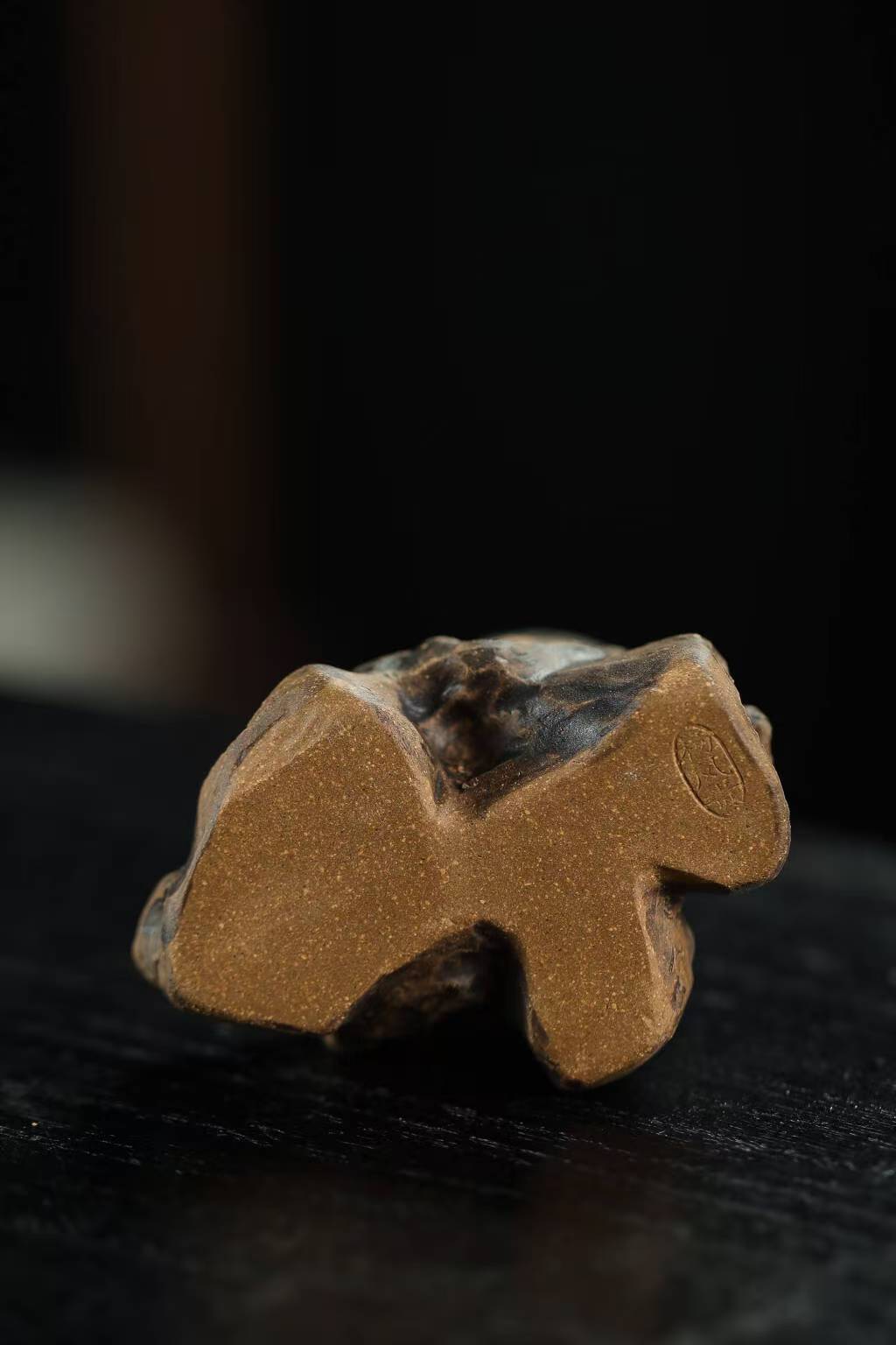 宜興紫砂仿真樹樁蓋置，南山居手工陶藝茶寵底部，天然粗獷泥質與藝術家落款，茶席擺件，質感溫潤。