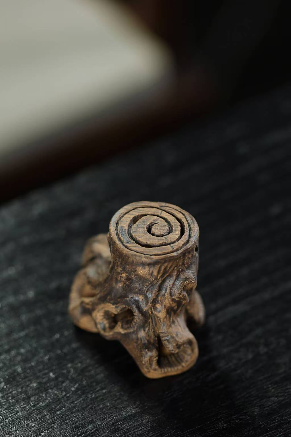 宜興紫砂仿真樹樁蓋置，南山居手工木雕樹樁茶寵，頂部螺旋紋理清晰，器身粗獷自然，充滿禪意。