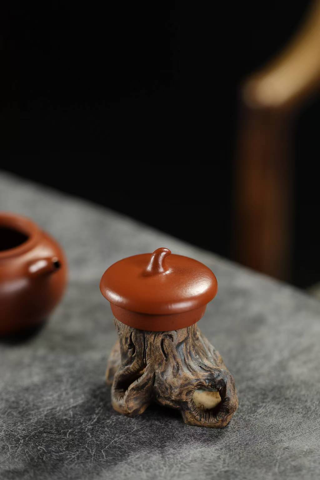 宜興紫砂仿真樹樁蓋置，南山居手工紫砂茶壺蓋，泥色紅潤溫和，器型雅致，搭配天然木質壺承，展現東方茶道美學。
