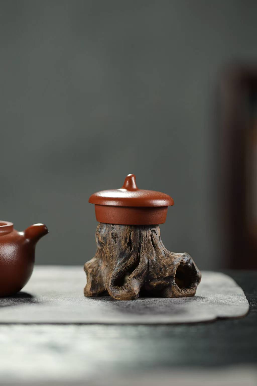 宜興紫砂仿真樹樁蓋置，南山居紫砂壺蓋與木根茶托，展現樸拙雅致的茶道美學，彰顯高品質茶具。