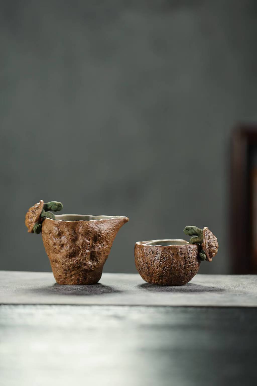 宜興紫砂烏龜公道杯品茗茶具組，南山居手工粗陶茶海茶杯組，壺身仿岩石肌理設計，搭配栩栩如生的小烏龜裝飾，展現禪意茶席美學。
