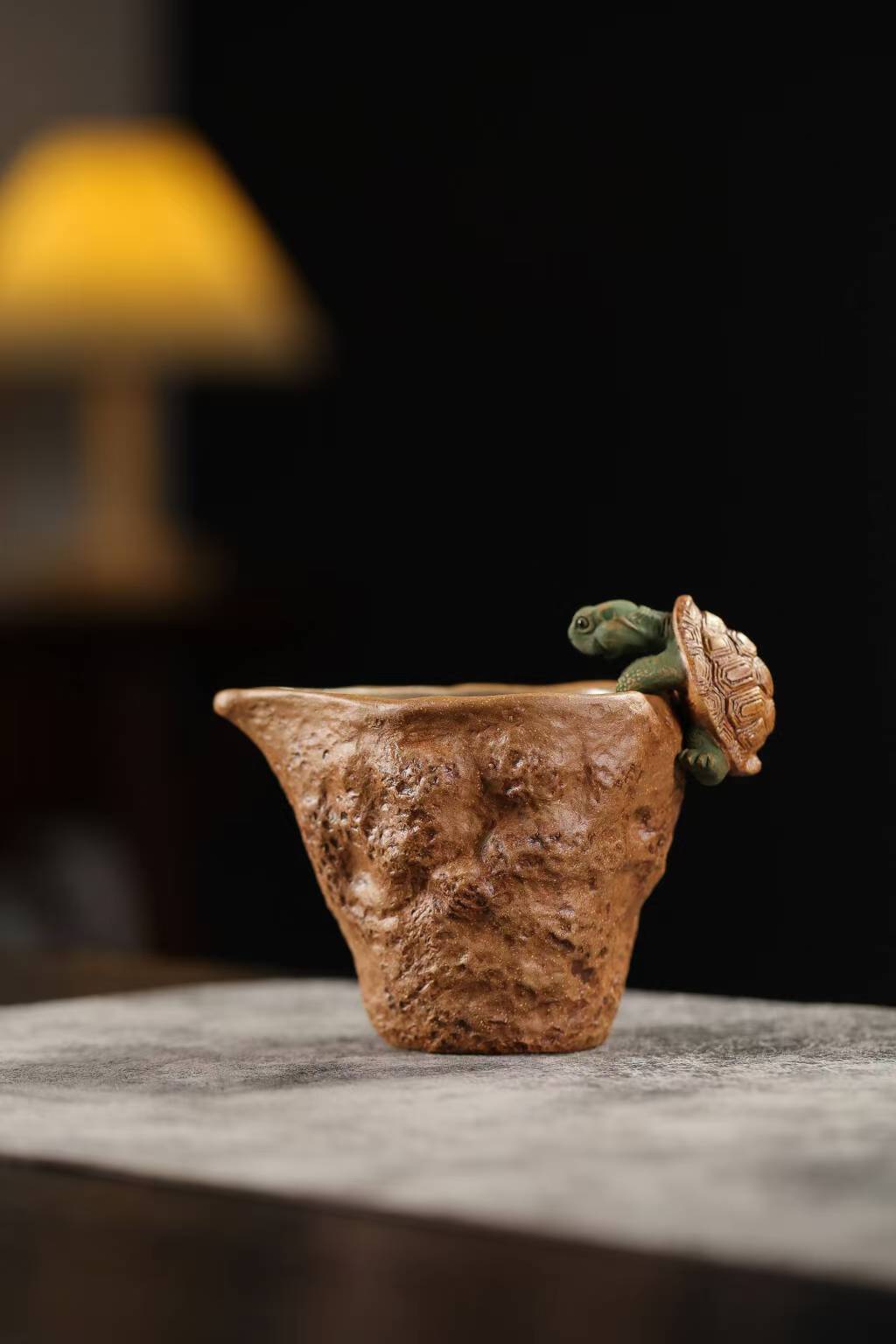 宜興紫砂烏龜公道杯品茗茶具組，南山居手工粗陶茶海，壺身呈現岩石肌理，杯緣點綴生動逼真的立體小烏龜，展現古樸自然之美。