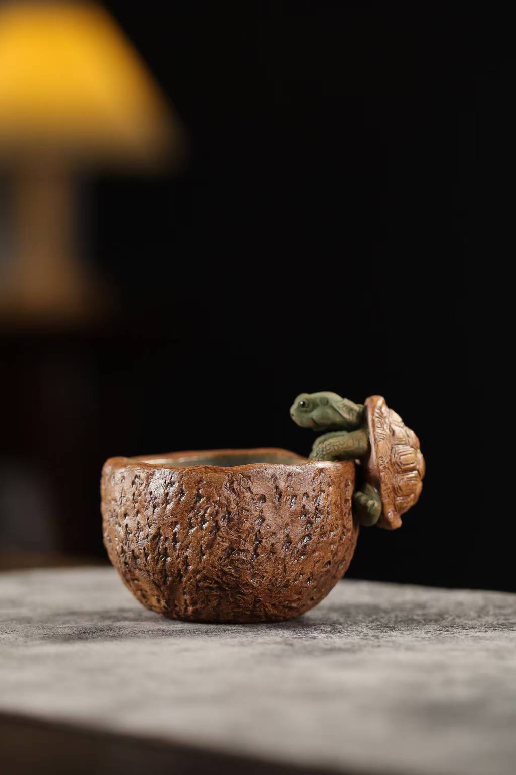 宜興紫砂烏龜公道杯品茗茶具組，南山居精緻手工紫砂茶寵，獨特樹皮紋理杯身搭配栩栩如生的立體小龜設計，充滿禪意與自然氣息。