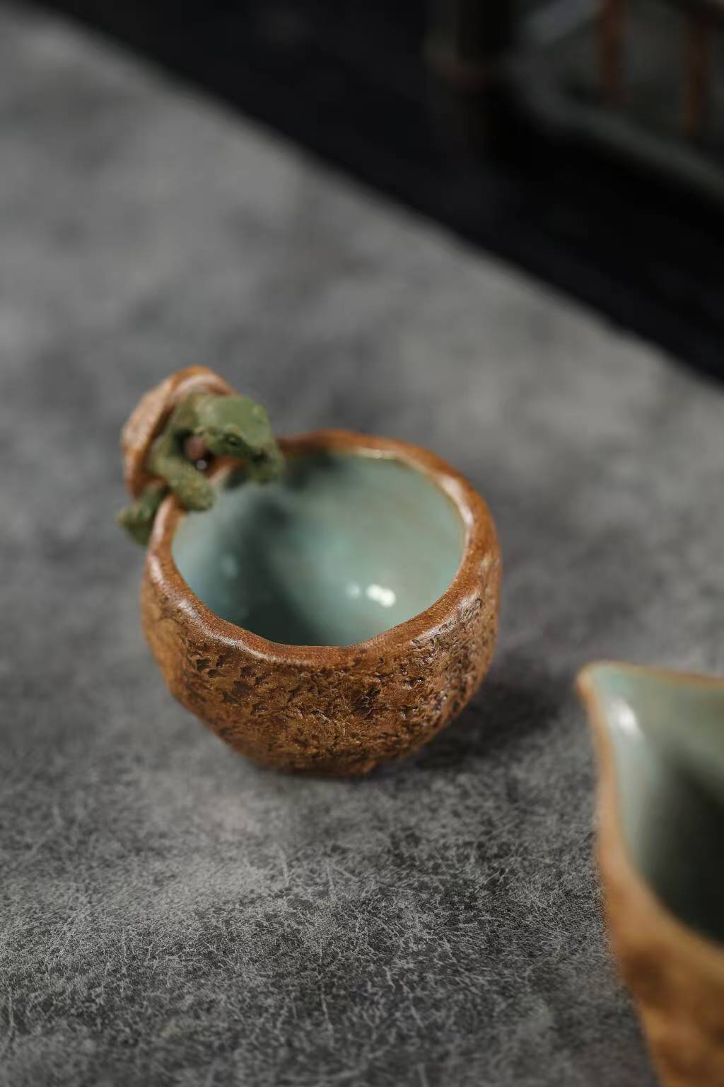 宜興紫砂烏龜公道杯品茗茶具組，南山居手工粗陶茶杯，杯沿精雕生動小烏龜，釉色溫潤內斂，體現質樸禪意美學。