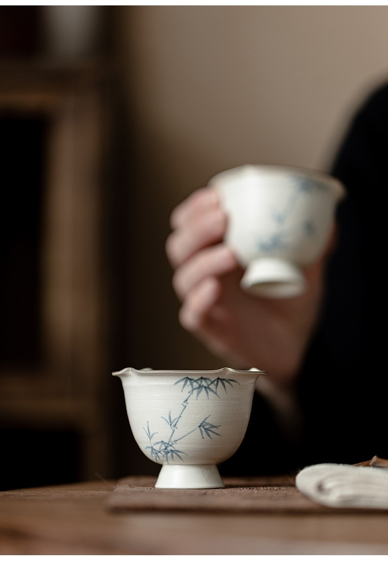 粉引手繪墨竹花口高腳杯，南山居手繪竹影陶瓷茶杯，米白釉色質樸溫潤，杯口波浪造型優雅，高足穩固。
