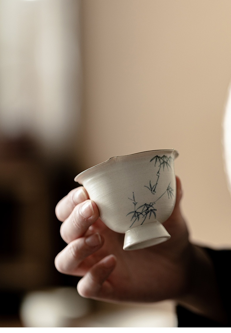 粉引手繪墨竹花口高腳杯，南山居手繪竹影陶瓷茶杯，素雅白釉帶有肌理感，搭配禪意水墨竹圖。