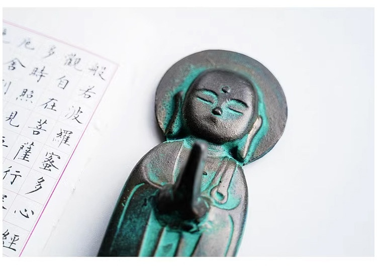 日本高岡地藏王菩薩佛珠掛台擺件，南山居古銅禪意小佛像擺件，青銅色澤與斑駁銅綠交織，呈現靜心茶道美學。