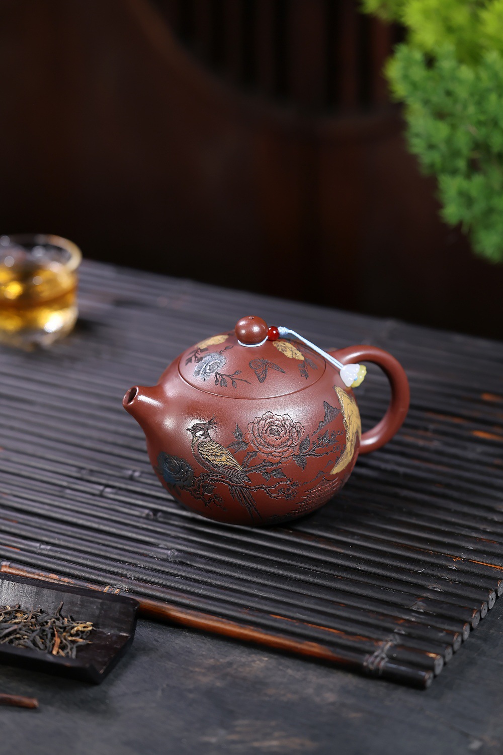 宜興紫砂壺原礦龍血砂喜鵲登枝壺(320ml)，南山居手工紫砂茶壺，壺身雕刻精緻花鳥紋飾，色澤古樸典雅，展現深厚茶藝底蘊。