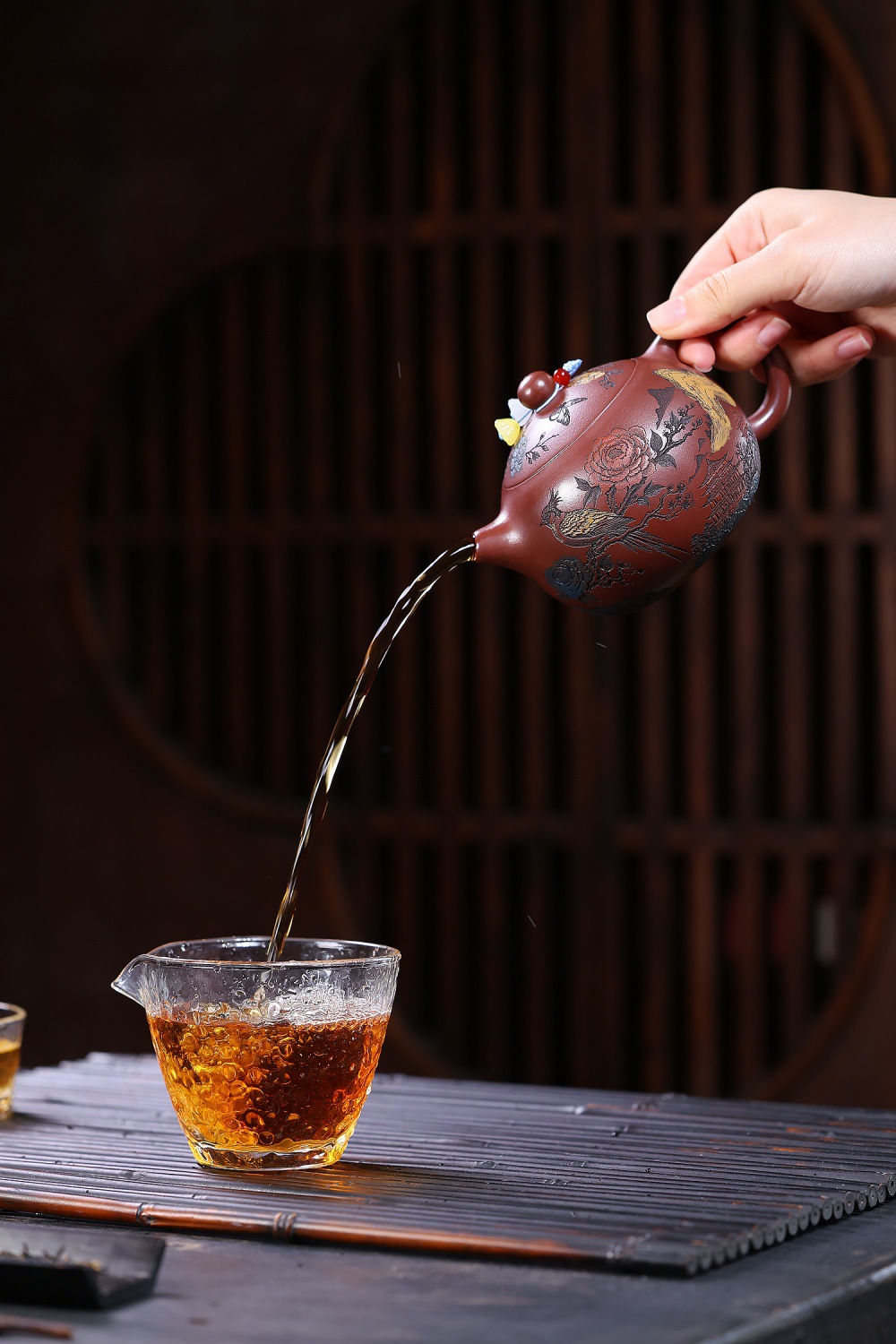 宜興紫砂壺原礦龍血砂喜鵲登枝壺(320ml)，南山居精緻紫砂彩繪茶壺，壺身雕刻花鳥圖案，線條流暢，傾倒茶湯時優雅沉穩。